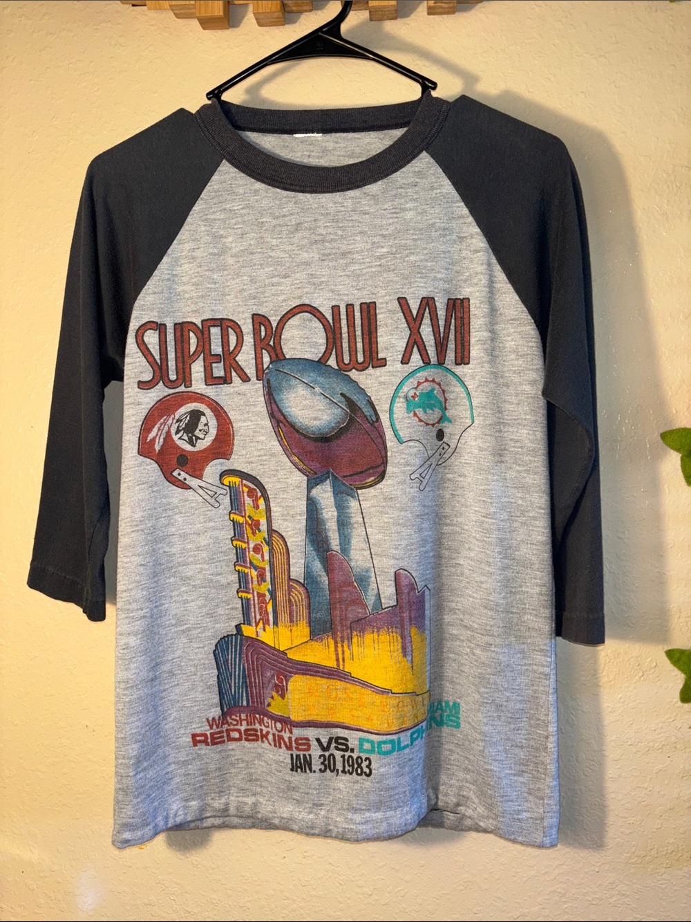 EUC VINTAGE 1983 Super Bowl XVII raglan t-shirt features contrasting dark gray s